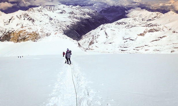 Zejście ze szczytu Bishorn (4153 m n.p.m.) w Szwajcarii prowadzi przez lodowiec Turtmanngletscher. Jednym z zagrożeń na tej drodze są liczne szczeliny lodowcowe.