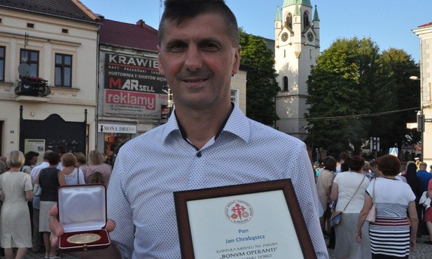 Jan Chrabąszcz z Medalem św. Jakuba "Bonum Operanti"