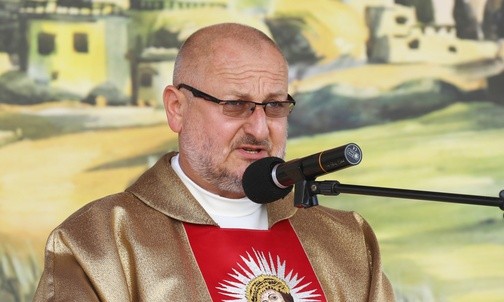 Ks. Andrzej Zając dziękował bielańskim druhom za ich zaangażowanie na rzecz mieszkańców i służbę dla parafii.