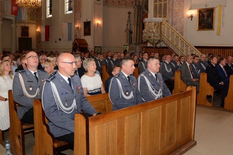 Funkcjonariusze uczestniczyli w Eucharystii i uroczystym apelu