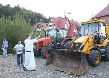 O. Krzysztof Ruszel błogosławił potężne ciągniki i maszyny... 