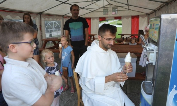 Niespodzianką dla najmłodszych były włoskie lody serwowane w namiocie przy kościele