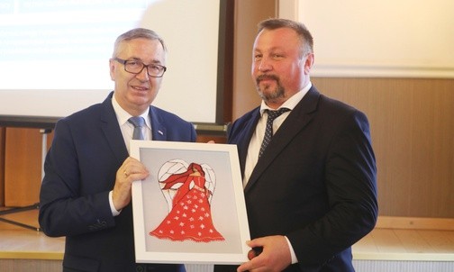 Wiceminister Stanisław Szwed wręczył pamiątkowy portret anioła prezesowi SI Eurobeskidy Stanisławowi Handerkowi