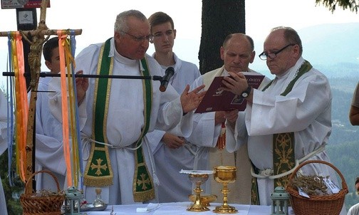 Mszę św. sprawowali (od lewej): ks. Henryk Zątek, ks. Zbigniew Macura i ks. Krzysztof Słowik