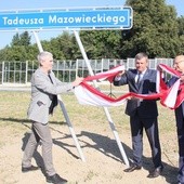 Nowa ulica nosi nazwę al. Tadeusza Mazowieckiego.