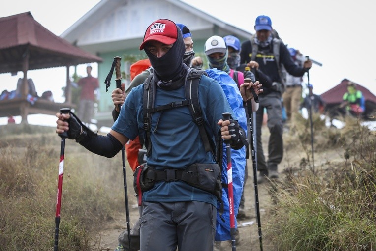 Uratowano ponad 500 turystów uwięzionych na wulkanie w Indonezji