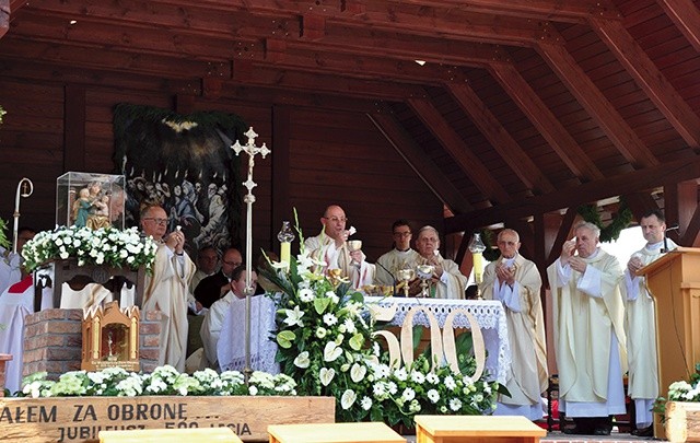 Na uroczystą Sumę odpustową przy ołtarzu polowym ustawiana jest łaskami słynąca figurka św. Anny Samotrzeciej.