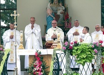 ▲	Mszy św. odpustowej przewodniczył  abp Stanisław.