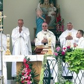 ▲	Mszy św. odpustowej przewodniczył  abp Stanisław.