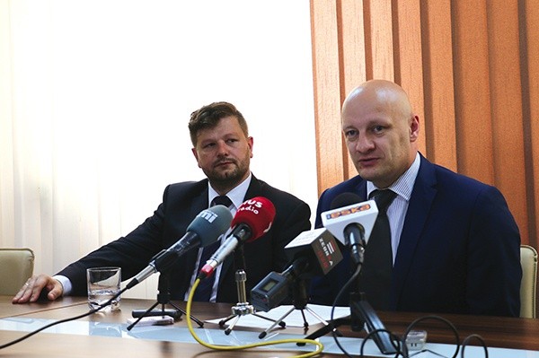 Do składania wniosków zachęcają J. Zawodnik (z lewej)  i M. Gierczak.