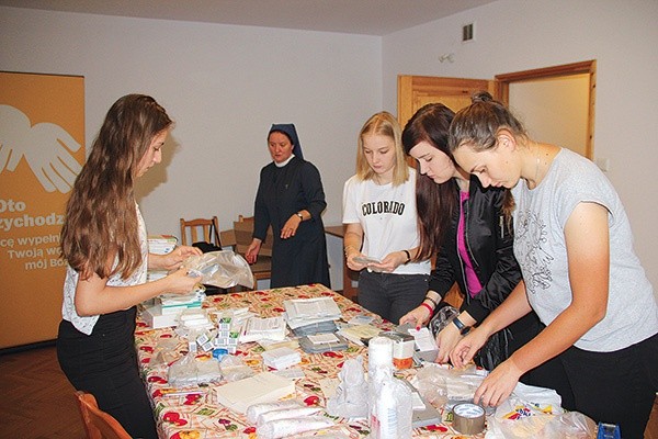 Młodzież wraz z siostrami apostolinkami przygotowała paczkę z opatrunkami na odleżyny dla Tbilisi. 