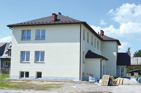 Stara szkoła we Wróblówce została wyremontowana, ale żeby zamieszkali w niej pierwsi domownicy, droga jeszcze daleka. Liczy się każda pomoc, nawet ta najdrobniejsza.