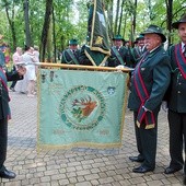 ▲	Myśliwi prezentują najstarszy sztandar w Polsce.