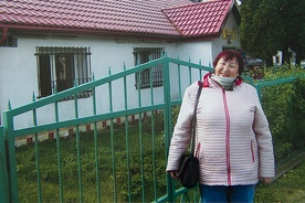 ►	Pani Krystyna przed rodzinnym domem w Lubieniu Wielkim k. Lwowa.