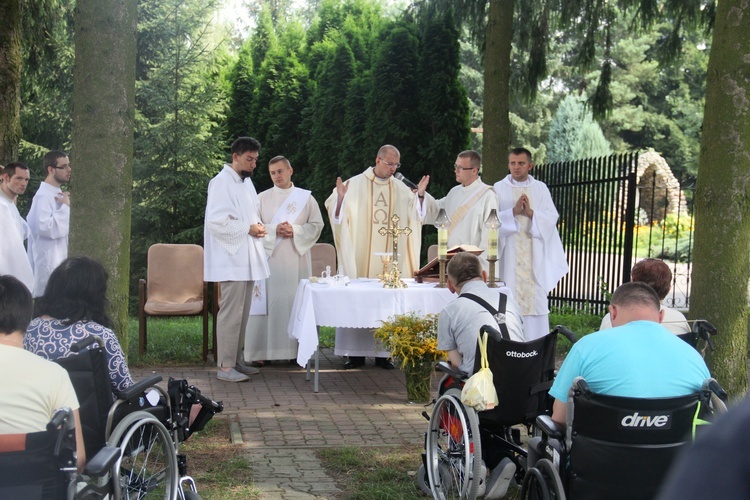 Wczasorekolekcje dla niepełnosprawnych w Dąbrowicy