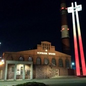 Pomnik - krzyż przy kopalni Wujek podświetlony na biało-czerwono