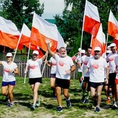 Uczestnicy sztafety wbiegają do Jedlni-Letniska, gdzie narodził się pomysł tej inicjatywy