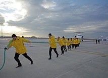 Zdjęcie, na którym politycy PO uroczyście holują na linie samolot linii OLT, stało się jednym z symboli afery Amber Gold.