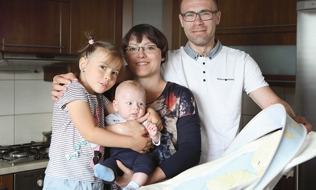 Joanna i Tomasz Warywoccy z córką Karolinką i synkiem Frankiem.