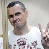 Oleg Sencow w czasie procesu – za kratami, w szklanej klatce, jakby był wyjątkowo groźnym przestępcą.