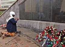 Na miejscu zniszczonej przez terrorystów ambasady USA w Nairobi stanął pomnik upamiętniający ofiary zamachu. Co roku 7 sierpnia ludzie modlą się tu i wspominają zabitych.