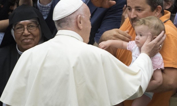 Papież zachęca rodziców do czytania dzieciom nowego katechizmu YOUCAT