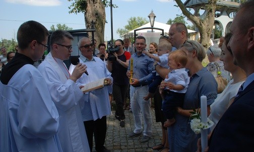 Bliźniacy Antoni i Anatol otrzymali sakrament chrztu na pielgrzymce