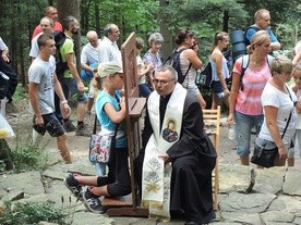Ks. Zdzisław Grochal - nowy proboszcz w Porąbce - podczas spowiedzi  na Trzonce.