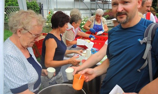 Znakomicie zorganizowana praca mieszkańców Pisarzowic podczas przyjęcia pątników.