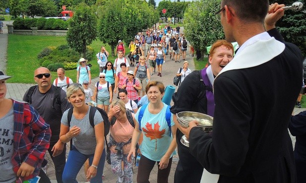 Ks. Adam Wandzel nie żałował pielgrzymom święconej wody na powitanie.