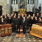 ▲	Kierowany przez Stanisława Gałońskiego (stoi pośrodku w okularach) zespół Collegium Zieleński prezentuje zawsze podczas tego wydarzenia dawne polskie utwory.