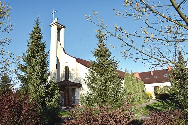 ▲	Nowoczesne kształty parafialnego kościoła poświęconego 18 lat temu przez bp. Stanisława Wielgusa.