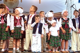 ▲	Na scenie zaprezentowały się m.in. dzieci z łemkowskiego zespołu Lastiwoczka.
