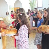 W procesji z darami przynieśli bochny chleba i świece oaz rekolekcyjnych
