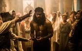 Taylor James w tytułowej roli - kadr z filmu "Samson"