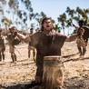 Taylor James w tytułowej roli - kadr z filmu "Samson"