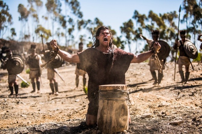 Taylor James w tytułowej roli - kadr z filmu "Samson"