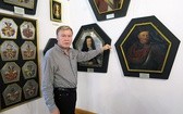 Andrzej Kirmiel, dyrektor Muzeum Ziemi Międzyrzeckiej, pokazuje kolekcję portretów trumiennych.