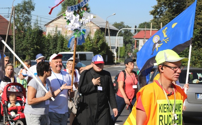 Pielgrzymi wyruszyli z krzyżem i flagami miasta - z wizerunkiem św. Andrzeja Boboli