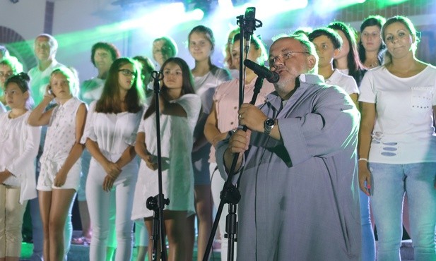 O. Zygmunt podczas koncertu gospel poprowadził wspólną modlitwę