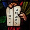 Bóg wypisał przykazania na kamiennych tablicach literami, które wypaliły płytę na wylot
