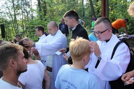 Wyświęceni w tym roku kapłani udzielają błogosławieństwa pątnikom