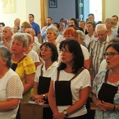 Członkowie świeckiego karmelu z Oświęcimia (na pierwszym planie) przygotowali czuwanie przed Mszą św.