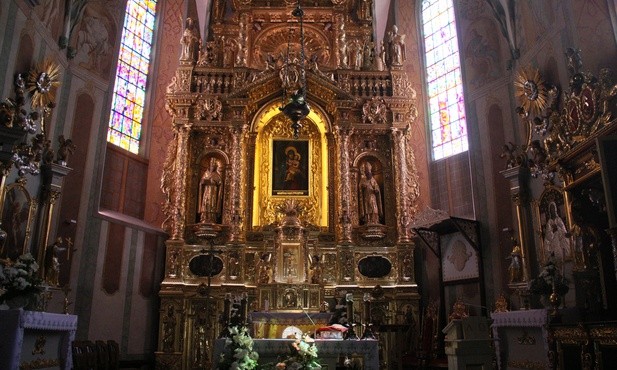 Trójkondygnacyjny złocony ołtarz Matki Bożej wykonany został prawdopodobnie ok. 1620 roku