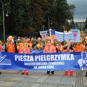 Pielgrzymi Ziemi Oświęcimskiej, którzy szli w jubileuszowej 35. pielgrzymce, wprowadzili pątników bielsko-żywieckich na Jasną Górę