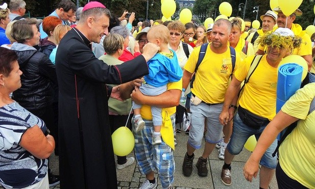 Biskup Roman Pindel witał pielgrzymów na Alejach NMP