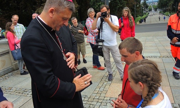 Bp Roman Pindel pobłogosławił Martę i Pawła przy wejściu na Wały Jasnogórskie