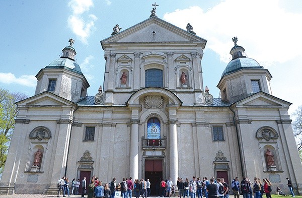 Fronton barokowej świątyni, która w 1974 r., wobec zbliżającego się Roku Świętego, została ogłoszona bazyliką mniejszą.