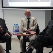 Świadkowie zbrodni OUN-UPA (od lewej): Jan Michalewski, kmdr. Jan Pinkiewicz i Henryk Wojciechowski