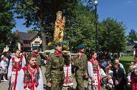 ▲	W nawiązujących do góralskiej tradycji mundurach biorą udział w uroczystościach w Ludźmierzu.